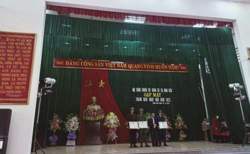 đc Hà Văn Hòa trao Giấy khen của huyện cho 03 tân binh có đơn xin tình nguyện nhập ngũ.jpg