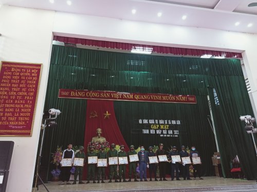 ảnh đc Nguyễn Văn Kế- chủ tịch MTTQ đại diện cho các đoàn thể chính trị tặng quà cho các tân binh.jpg