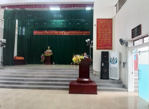 đại diện gd ông Lê Văn Thống nhà tài trợ lên phát biểu.jpg