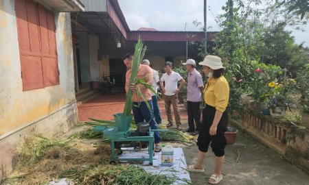 Hội Nông dân xã Định Liên thăm, kiểm tra và hướng dẫn các hộ ủ lên men phụ phẩm cây trồng